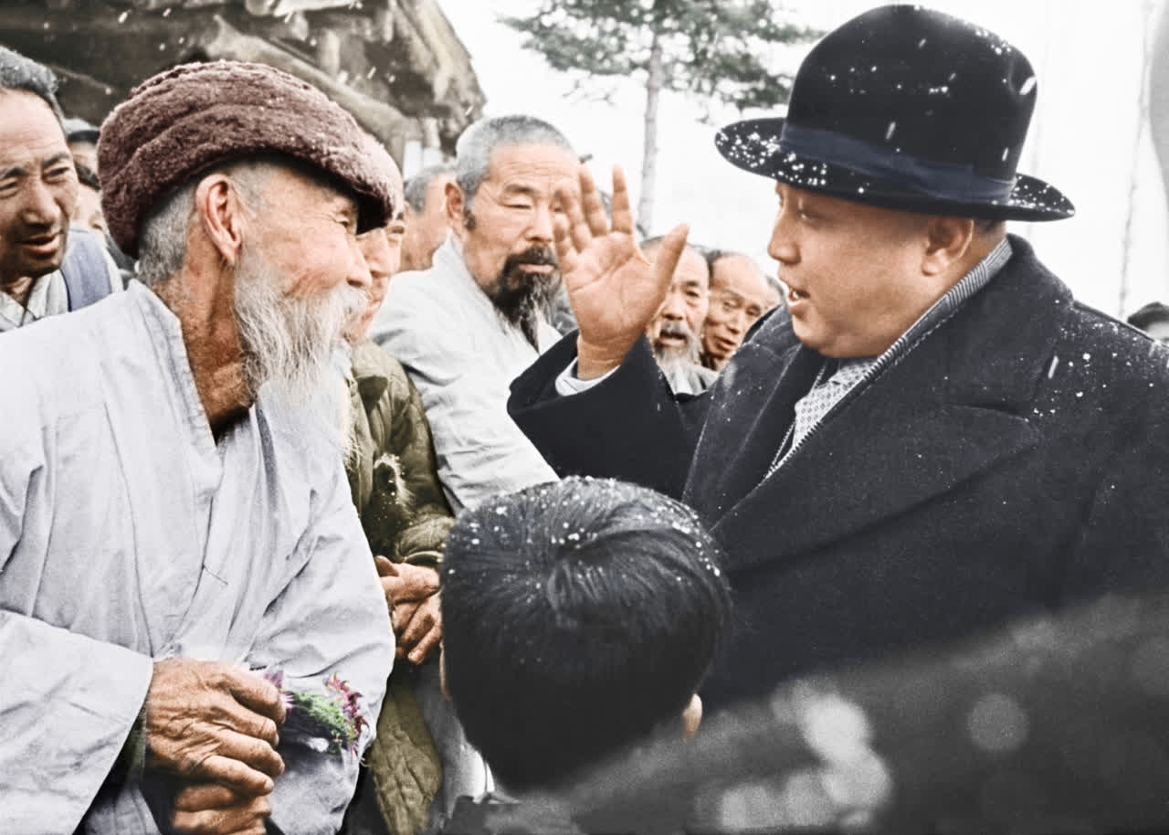 1959年,金日成和農民交談。 1959年,金日成和農民交談。