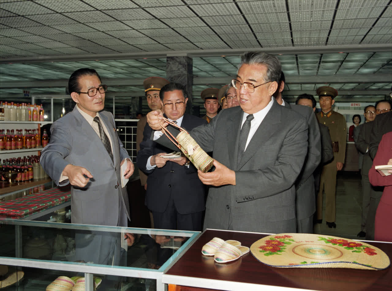 1987年4月,金日成視察平壤地下商店。 1987年4月,金日成視察平壤地下商店。