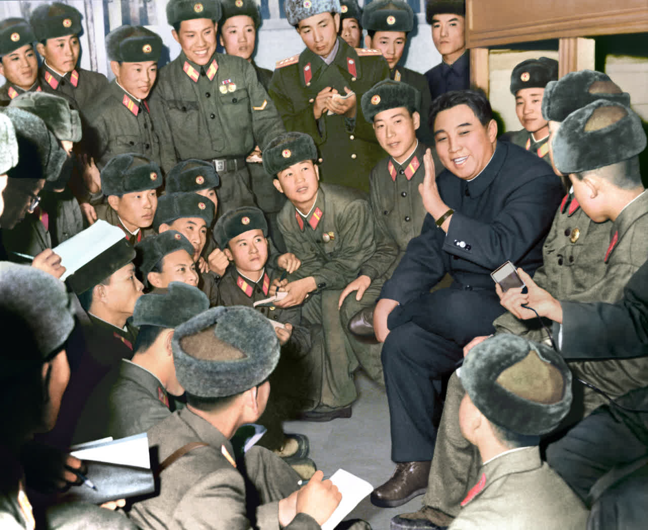 1966年2月,金日成同人民軍戰士們在一起交談。 1966年2月,金日成同人民軍戰士們在一起交談。