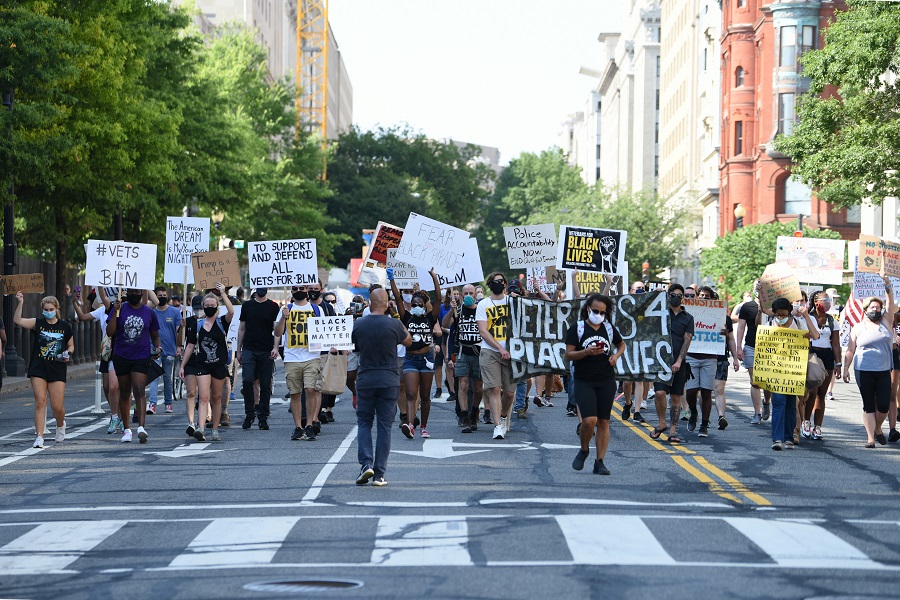 當地時間7月4日A美國華盛頓街頭反種族歧視示威者湧現C]中新社資料圖^