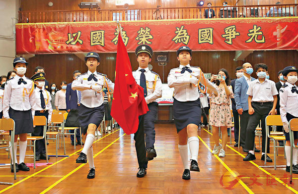 7月1日是香港回歸祖國23周年的大日子，全港30多所學校特意在假日舉行升旗儀式，普天同慶。