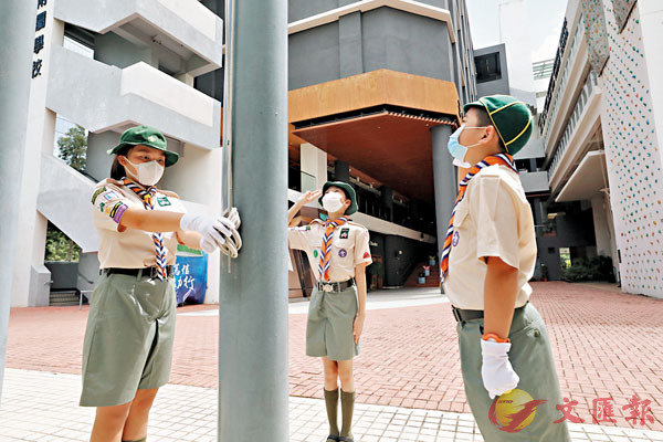 學生熟悉升國旗、奏國歌儀式。香港文匯報記者 攝