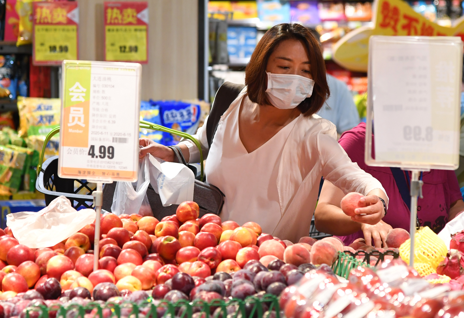 二季度香港消費者信心上升近兩成]新華社資料圖片^