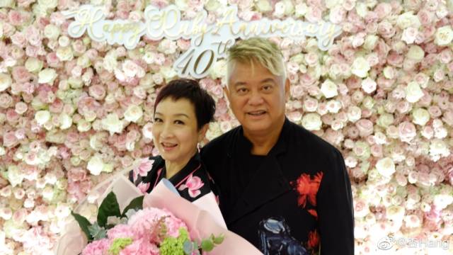 阿叻和太太黃杏秀結婚40周年紀念照C]圖片來源黃杏秀新浪微博^