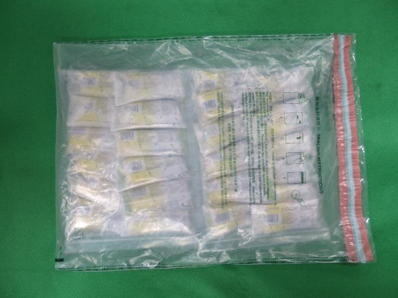 香港海關7月8日在落馬洲管制站檢獲約一公斤懷疑可卡因A估計市值約110萬元C圖示檢獲的懷疑可卡因C
