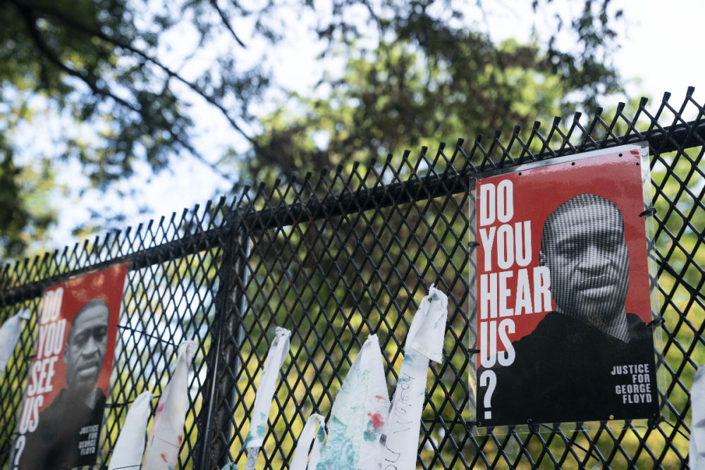 這是6月19日在美國首都華盛頓白宮附近拍攝的印有非洲裔男子喬治P弗洛伊德頭像的海報C新華社