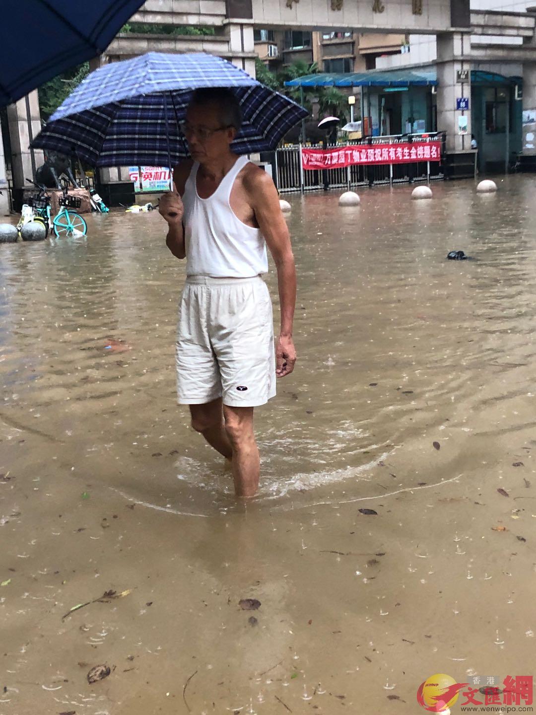 暴雨致南昌城內部分小區發生內澇A市民趟水出行C]記者王逍 攝^