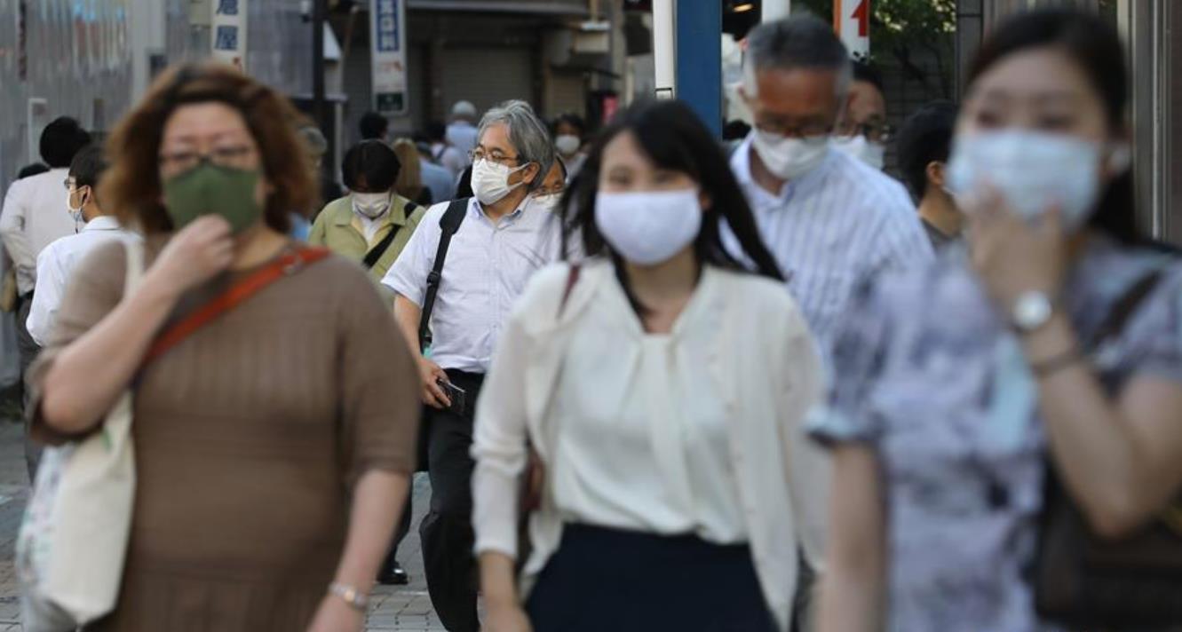 7月2日A在日本東京A人們戴口罩出行C 新華社