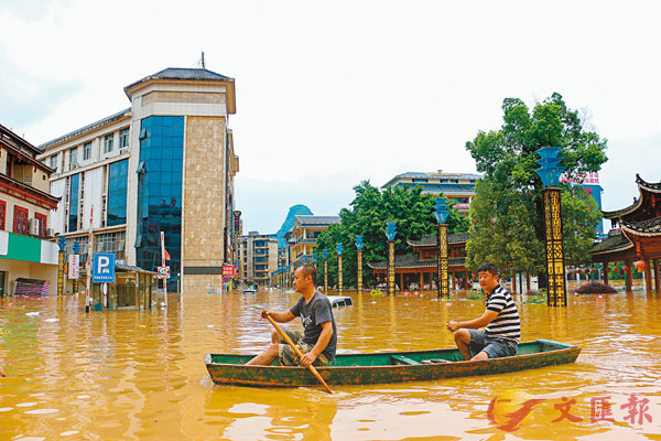 廣西柳州融水縣昨日大半個縣城被淹成澤國A民眾乘船出行C 中新社