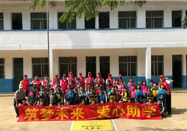 華南物流商會給廣西大化貧困學生捐贈愛心書包A包括雨傘B水杯等C受訪者供圖