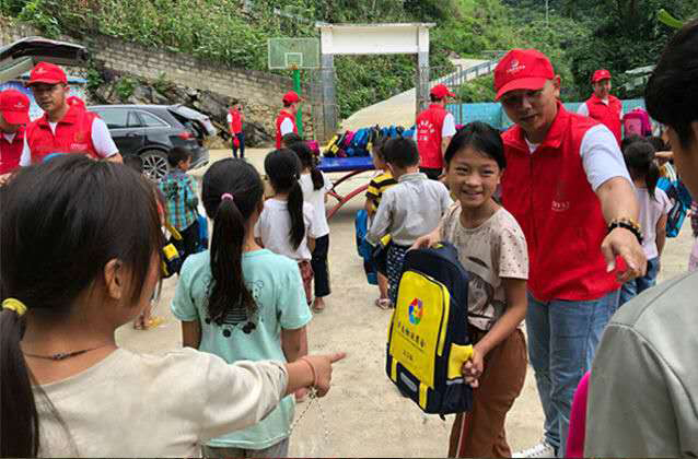 華南物流商會給廣西大化貧困學生捐贈愛心書包C受訪者供圖