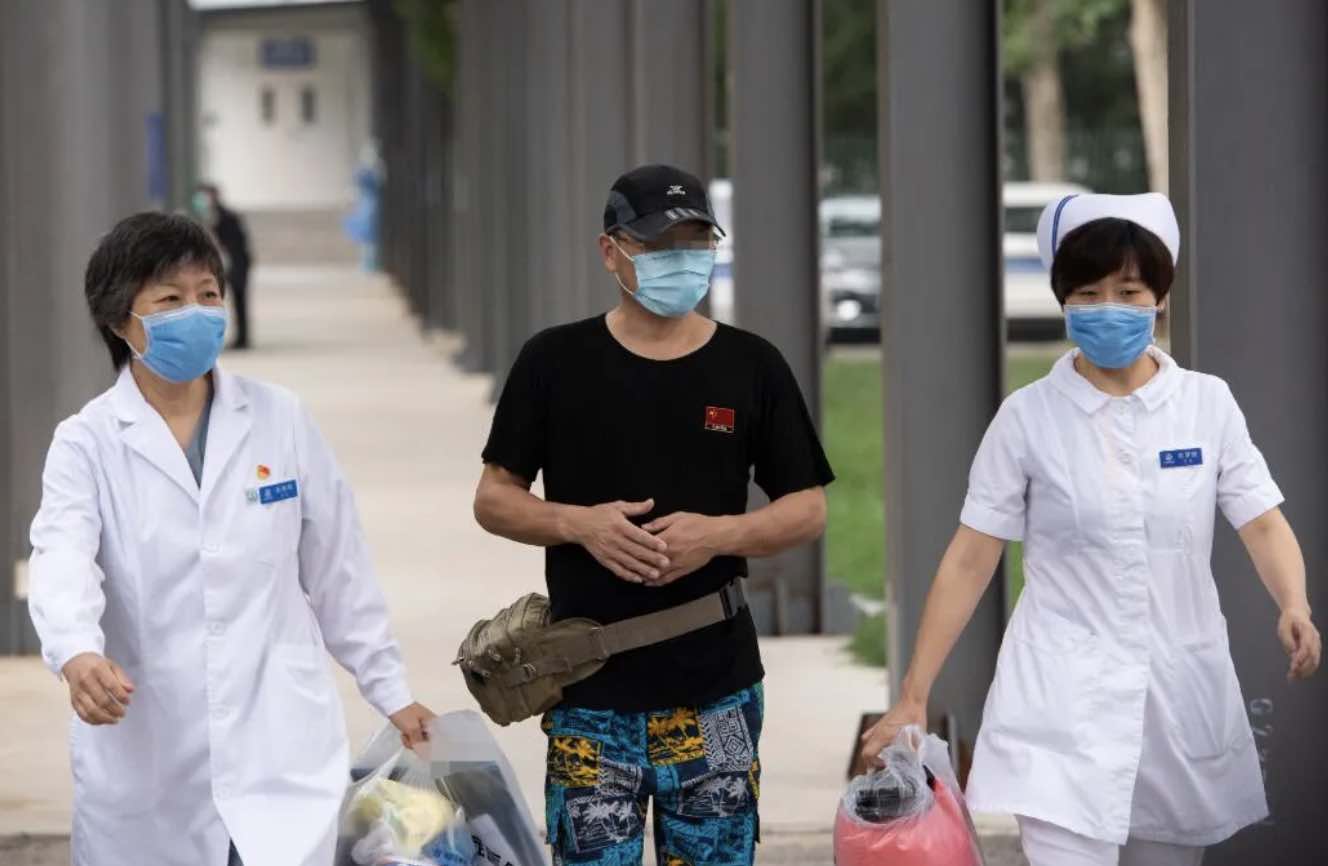 6月29日A北京新發地相關新冠肺炎首例患者何先生從首都醫科大學附屬北京地壇醫院出院C