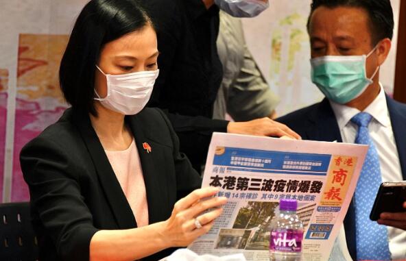 陳曼琪和姚志勝閱讀當天的香港商報。（香港商報網）