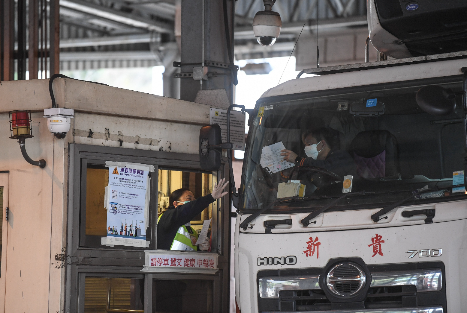 深圳和珠海今起收緊入境安排A兩地入境口岸今早有逾百跨境貨車司機被抽查C]中新社資料圖片^