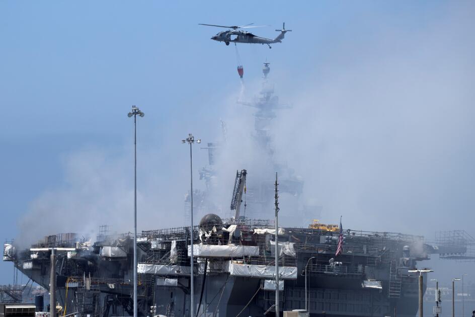 7月12日A美國加利福尼亞州聖迭戈海軍基地起火冒出濃煙C 停泊在加利福尼亞州聖迭戈海軍基地的一艘美軍兩棲攻擊艦12日發生火災A造成包括17名海軍士兵在內的21人受傷C路透社