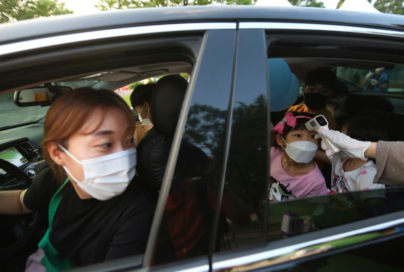韓國民眾到首爾景福宮停車場看音樂會前A要先接受體溫檢查 (美聯社)