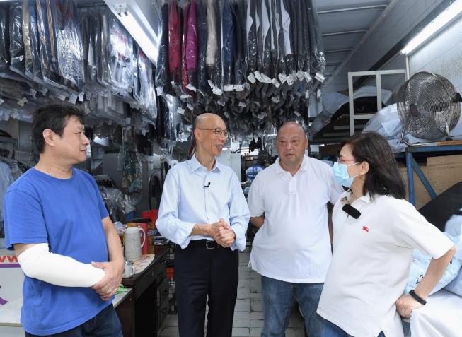 環境局局長黃錦星早前到過一間洗衣工場, 了解店鋪的經營情況 (政府新聞處資料圖片)