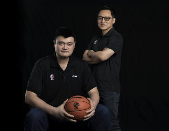 姚明與王大為。圖自網易體育 姚明與王大為。圖自網易體育