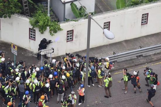 去年8月A激進示威者在香港荃灣與警方發生衝突A然後記者的鏡頭只對準警察B而非暴徒C