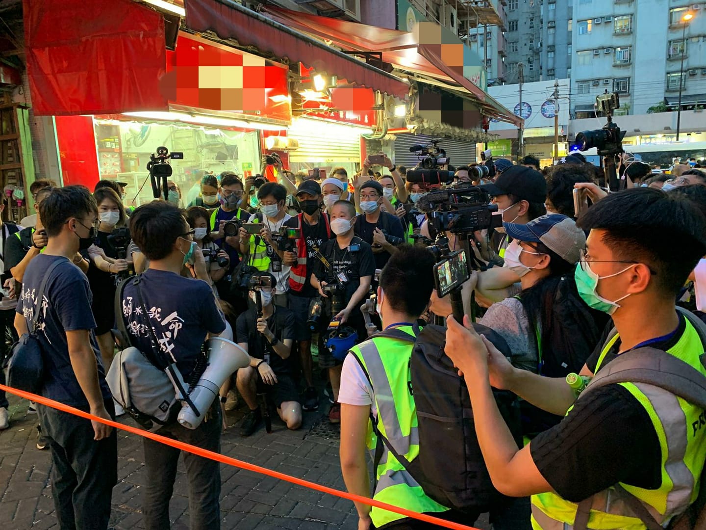涉嫌組織未經批准集結A4名泛暴派區議員被捕C]香港警察fb^
