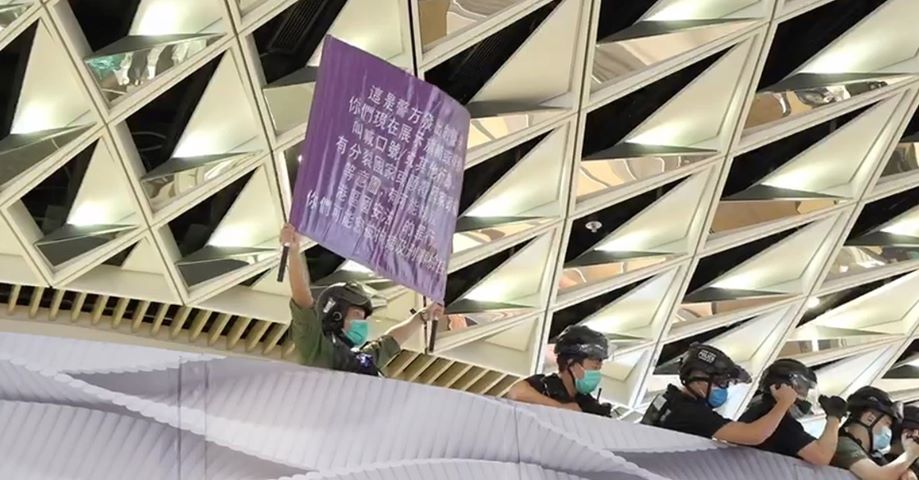 元朗YOHO MALL形點商場內羣眾聚集A亦有人展示港獨標語A警方向聚集羣眾舉起紫旗及發出警告C香港警察fb圖片