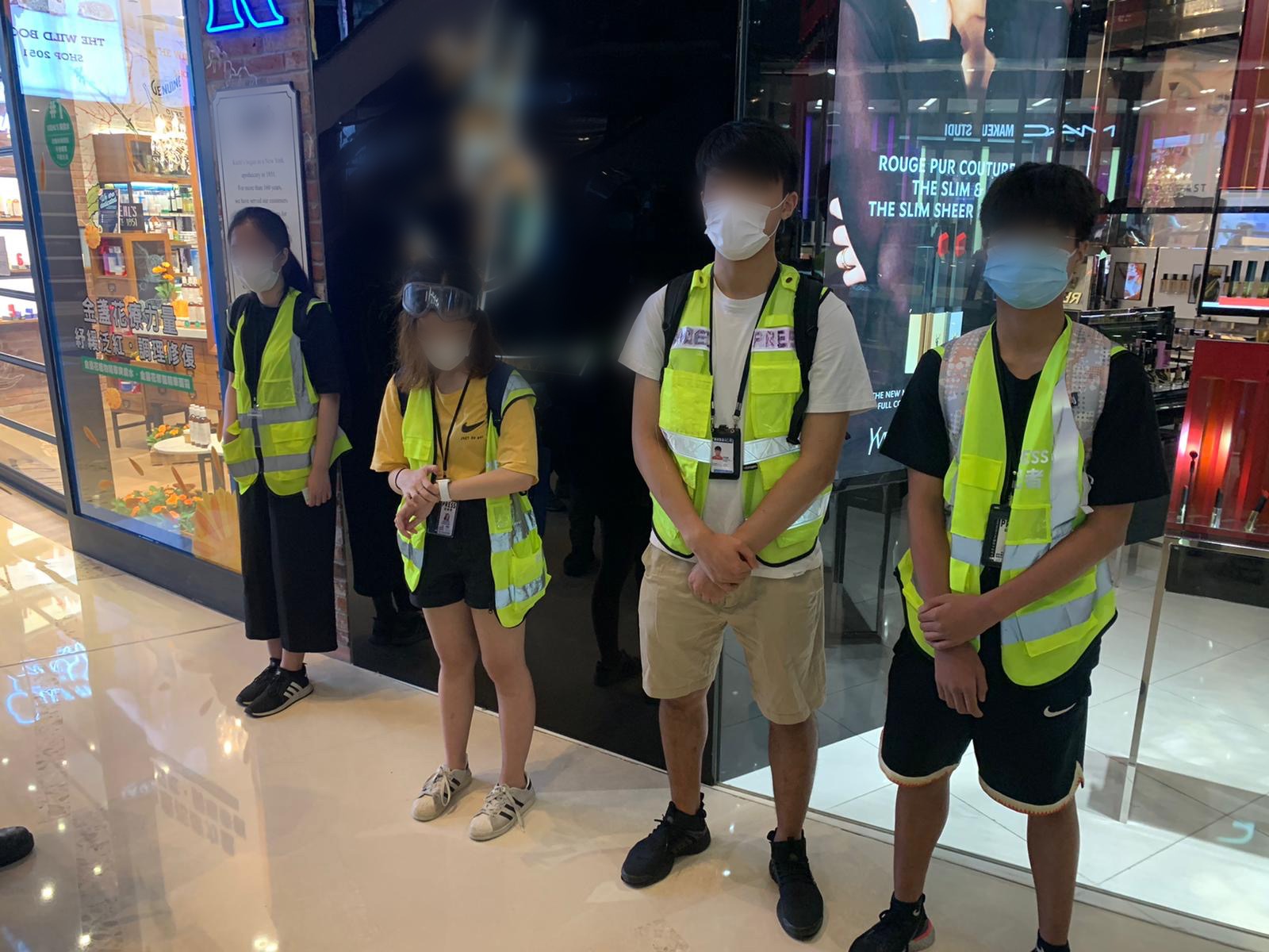 記者人群中有部分穿着反光衣的人行為可疑]香港警方FB^^