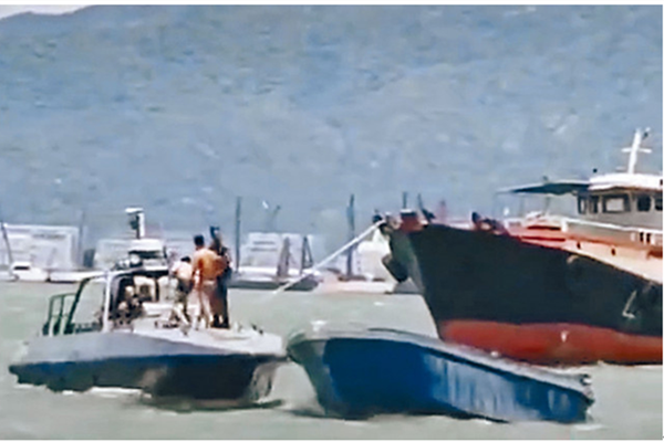 香港水警擒獲兩名偷渡前往內地的港人C ]視頻截圖^