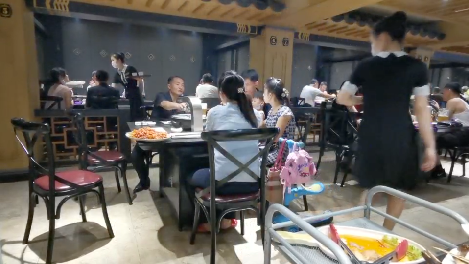 7月26日A平壤市一家餐廳內A客人在用餐C]視頻截圖^