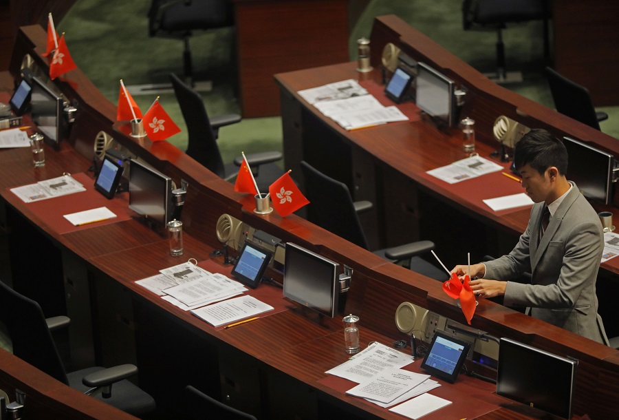 鄭松泰於2016年10月在立法會議事廳內A涉將國旗及區旗倒轉插A被控侮辱國旗及區旗罪]美聯社^