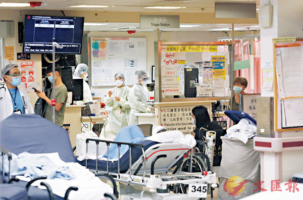 香港公營醫療系統瀕臨崩潰A不論是檢測抑或安排入院統統滯後C圖為伊利沙伯醫院急症室C香港文匯報記者 攝