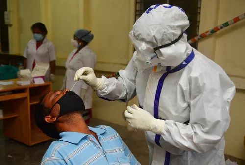7月27日A醫護人員在印度阿加爾塔拉為一名男子進行新冠病毒檢測採樣C]新華社圖片^