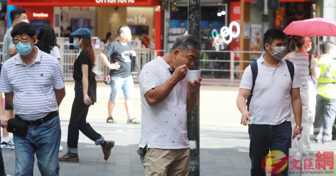 禁堂食A巿民買外賣在街外進食C香港文匯報記者攝