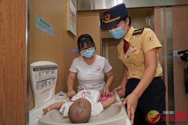 廣州地鐵母嬰室配備齊全A為哺乳期媽媽解決出行難點 胡若璋攝