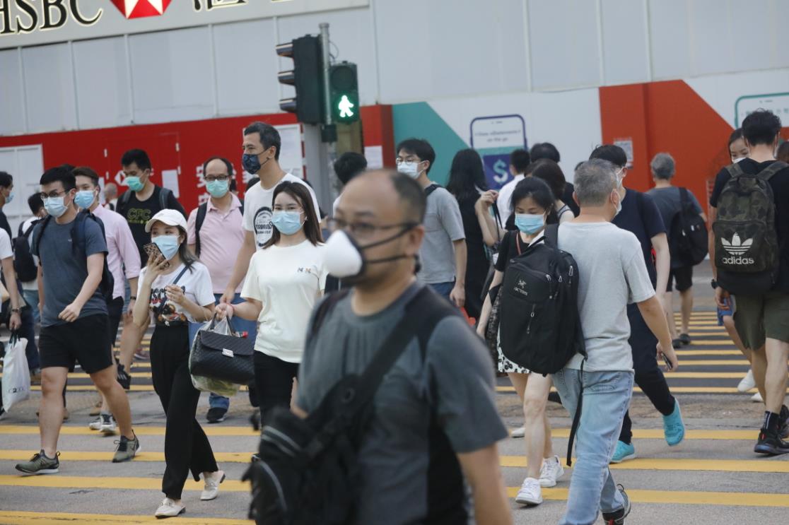 香港疫情嚴重A街上行人都戴上口罩C]香港文匯報記者 攝^