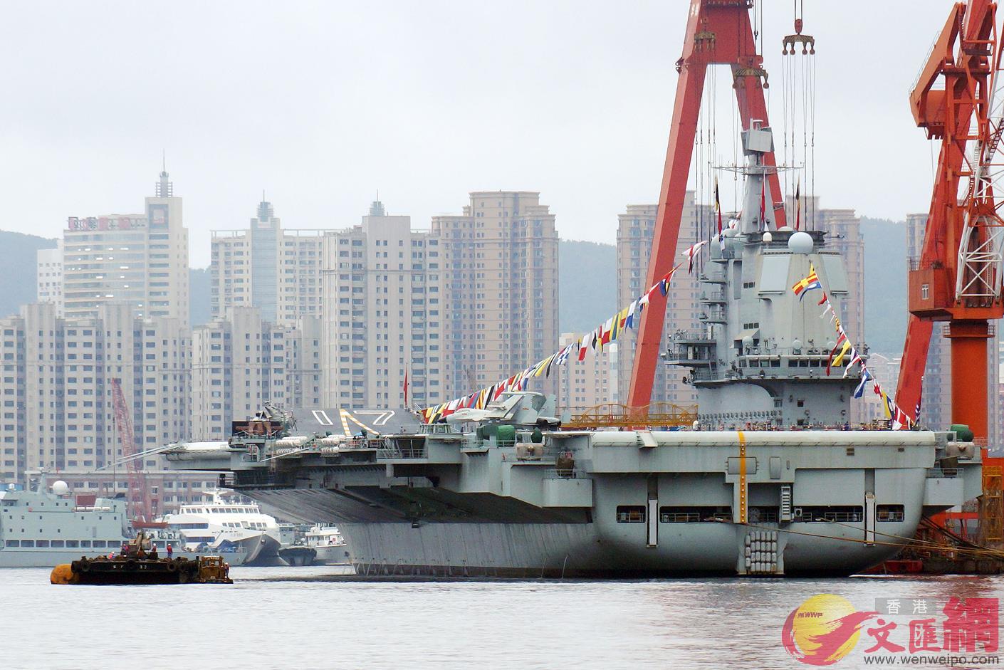 停泊在大連造船廠的山東艦 記者宋偉攝