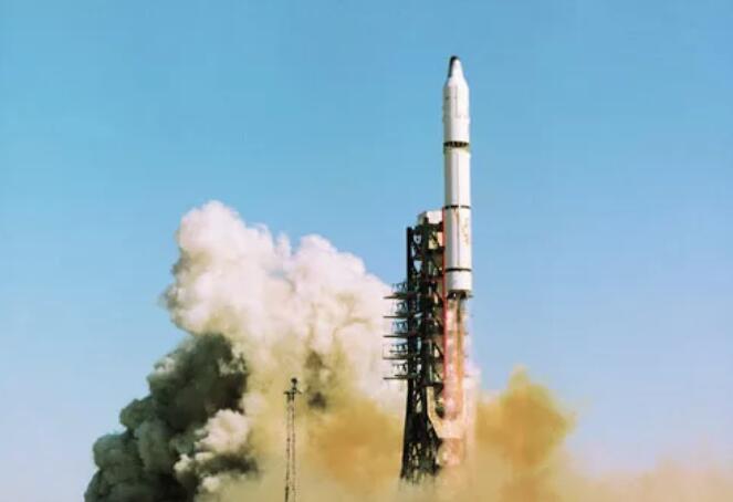 1975年11月26日 長征二號火箭成功發射第一顆遙感返回式