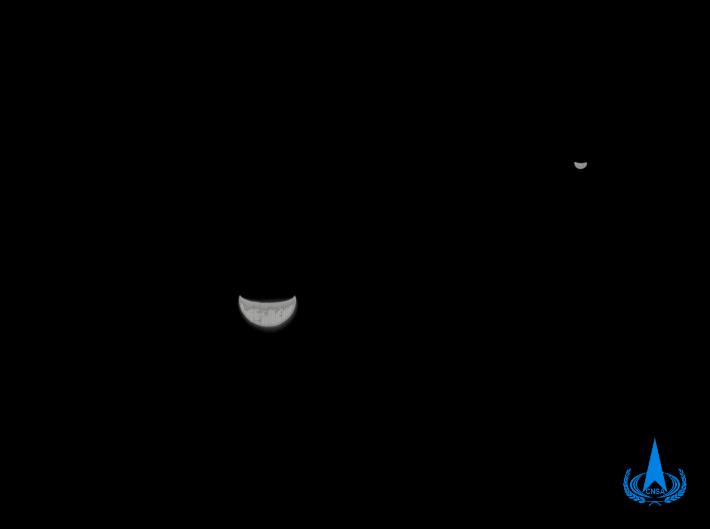 27日Au天問一號v在飛離地球約120萬公里處A拍攝的黑白地月合影(國家航天局)
