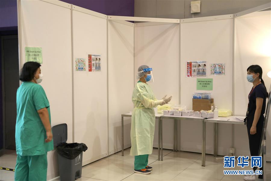 在香港亞洲國際博覽館u方艙醫院v個人防護裝備穿著區A工作人員在演示防護措施C新華社