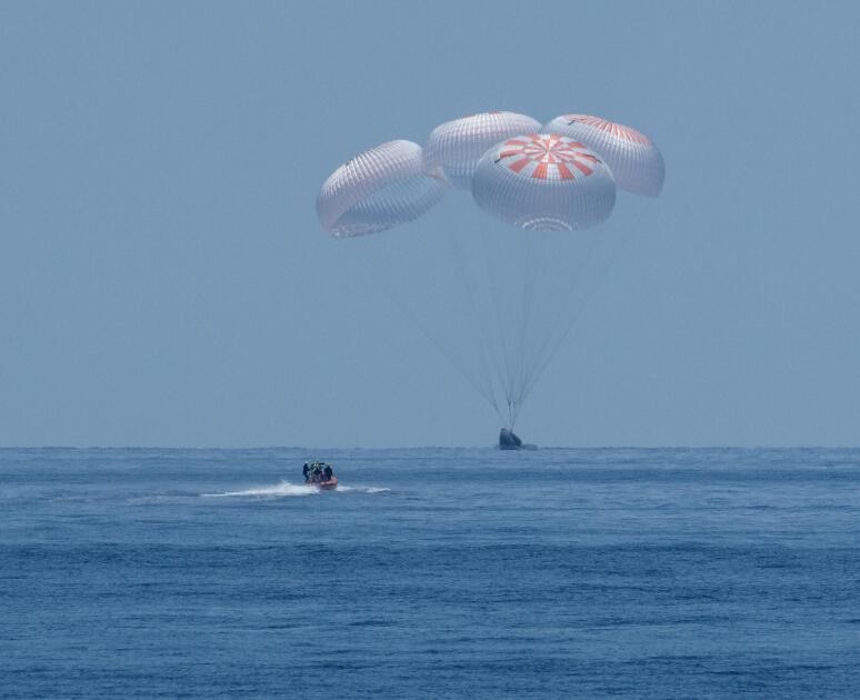 美國u龍v飛船載兩名宇航員返回地球C新華社