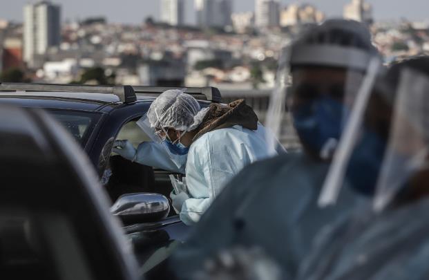 巴西的衞生人員在聖保羅給民眾提供免下車病毒檢測 (新華社資料圖片)