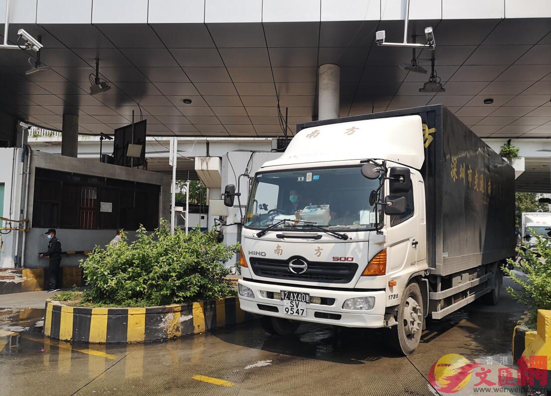 文錦渡口岸等待過關的香港貨櫃車 記者 郭若溪攝