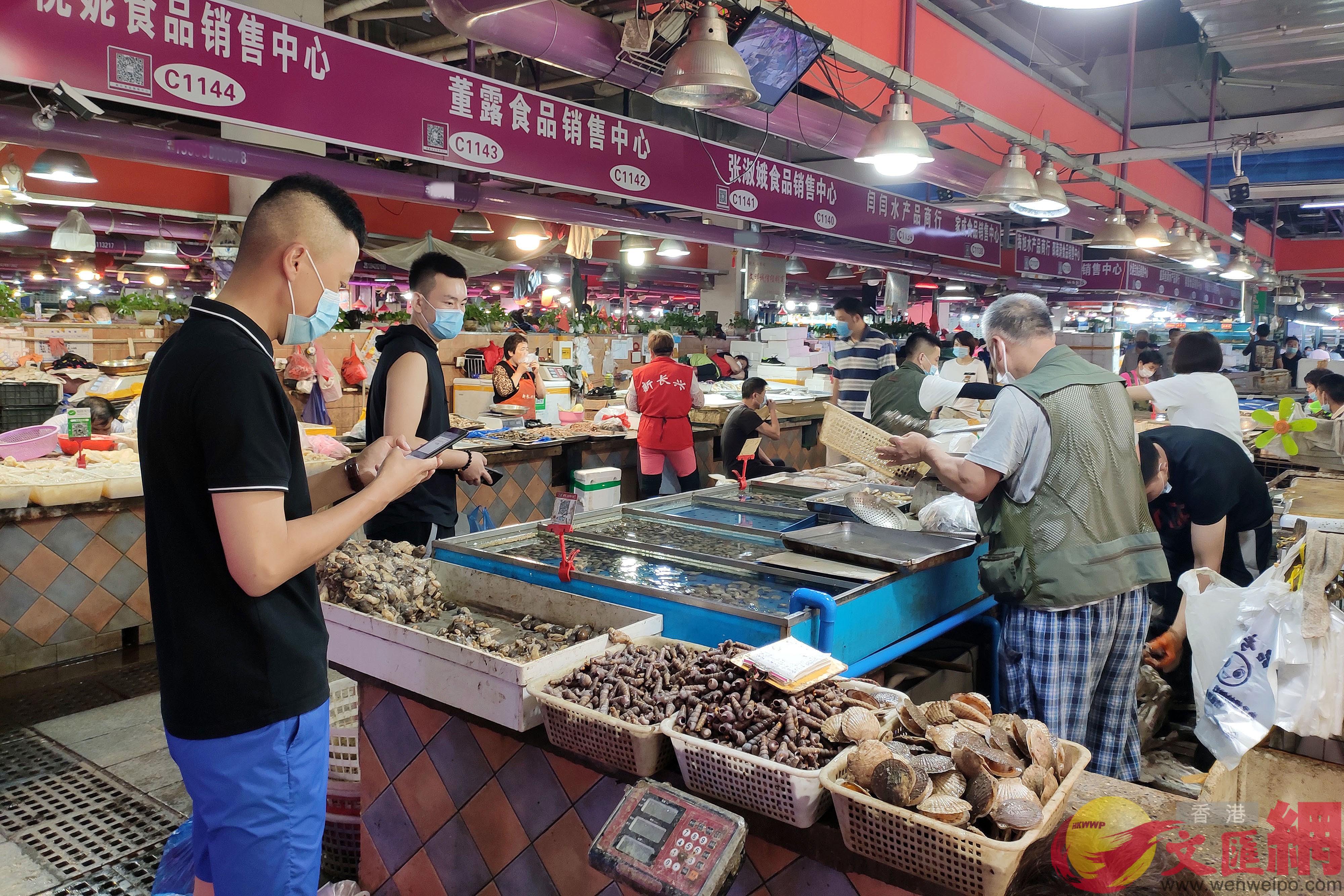 大連市內最大的海產品市場6日正常經營 記者宋偉 攝