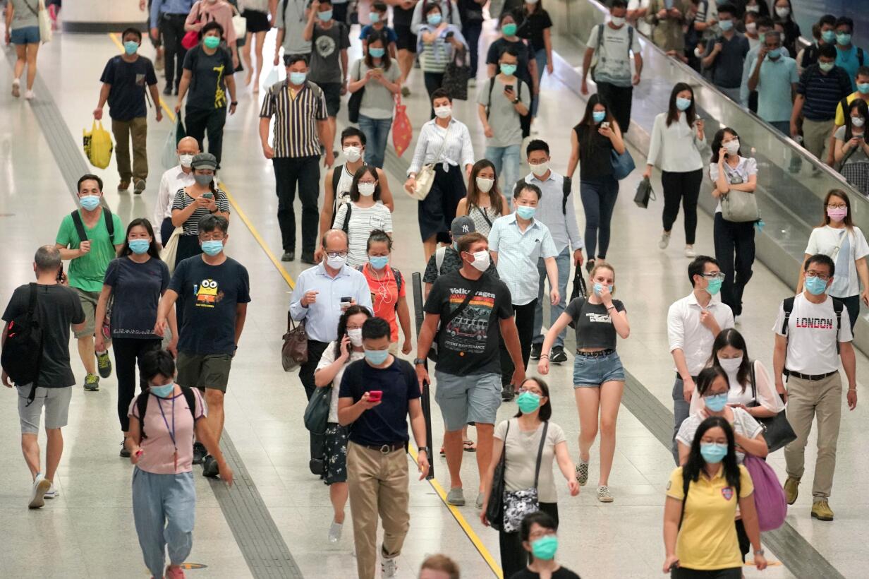 香港疫情嚴重A市民上街強制戴口罩]資料圖片^
