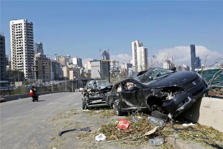 這是8月5日在黎巴嫩首都貝魯特拍攝的在爆炸中受損的車輛C]新華社^