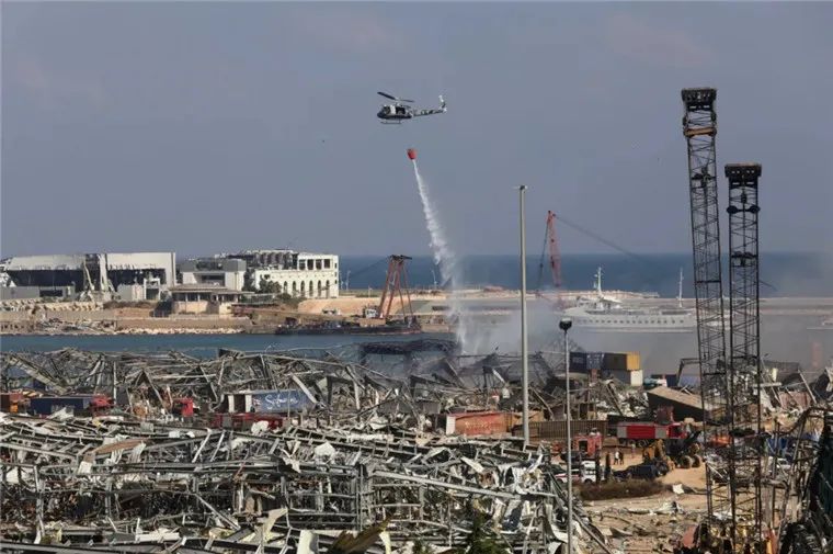 8月5日A一架軍方直升機在黎巴嫩首都貝魯特滅火C]新華社^