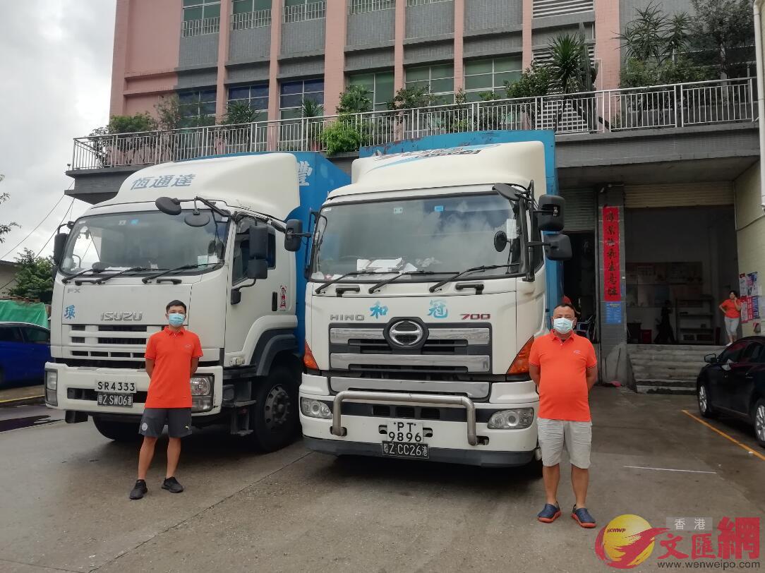 香港跨境司機何先生]右^和楊先]左^均期盼香港疫情早日得到控制A目前他們工作因疫情受到了不少影響C記者 李昌鴻 攝