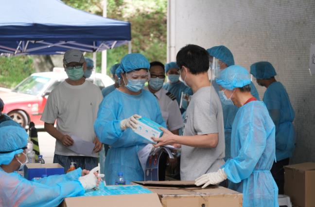 香港擴大免費檢測的服務範圍A衞生人員向市民派發檢測套裝C(大公文匯全媒體中心資料圖片) 