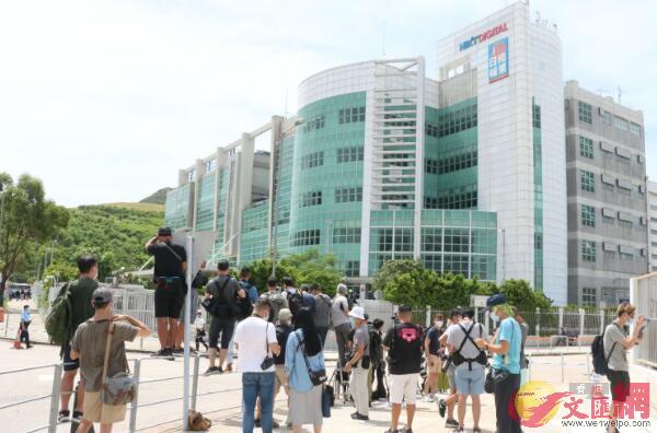 大批記者在壹傳媒大廈外等候進一步的消息C]大公文匯全媒體記者 攝^
