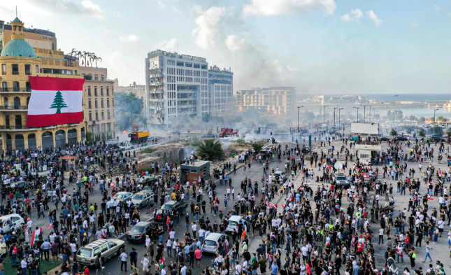 黎巴嫩貝魯特港口倉庫大爆炸觸發的反政府示威持續C]網絡圖片^
