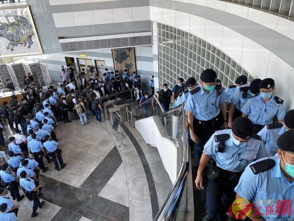 香港警方昨日直搗「獨」巢，進入壹傳媒大樓搜證。